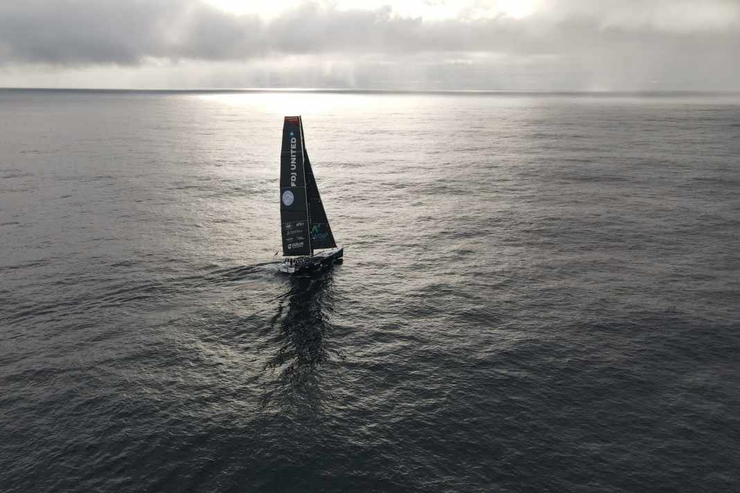 Pour eux, la deuxième nuit était trop molle : la photo a été envoyée par Andreas Baden de l'Imoca "FDJ United - Wewise", sur lequel il dispute la transat avec Fabrice Amedeo.