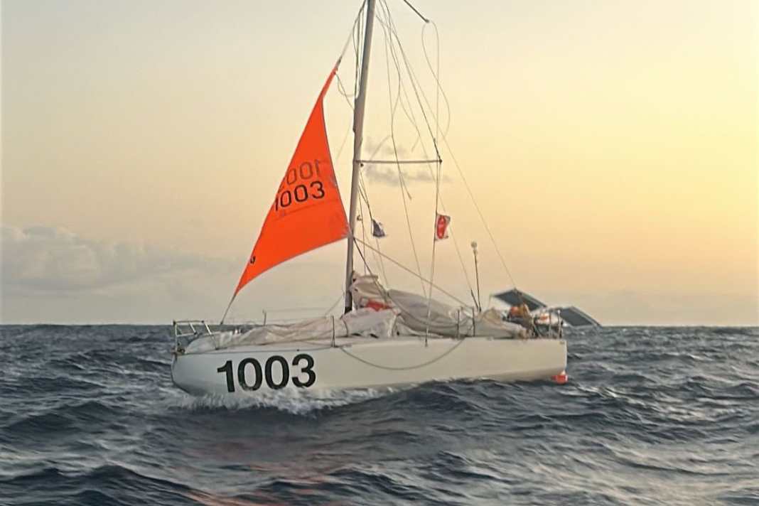 La première photo d'"Europe" après le démâtage. Un bateau d'accompagnement officiel l'a envoyée.