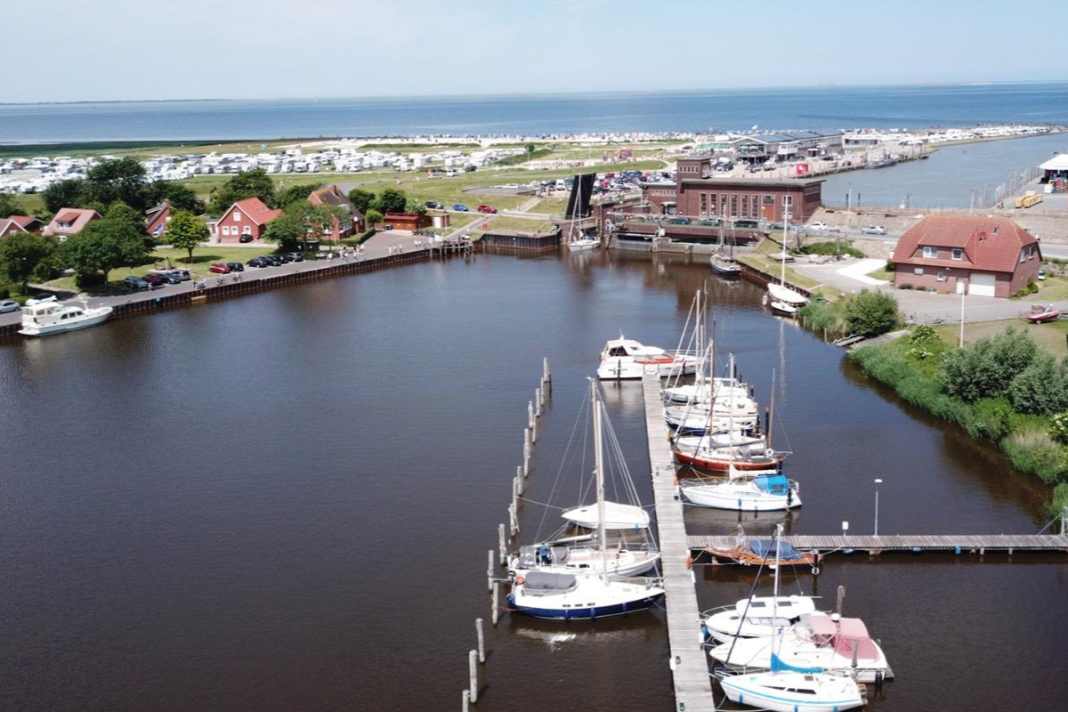 Vista delle strutture dello yacht club di Harlesiel con la chiusa sullo sfondo