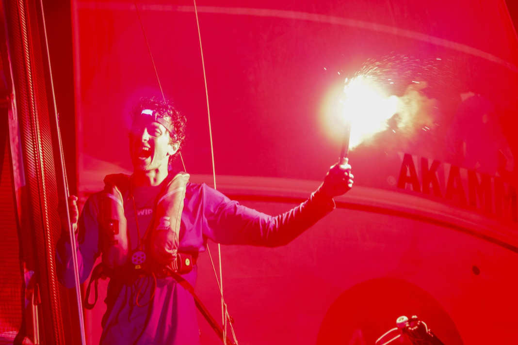 Der überglückliche Mini-Transat-Sieger bei den Protos: Mathis Bourgnon.