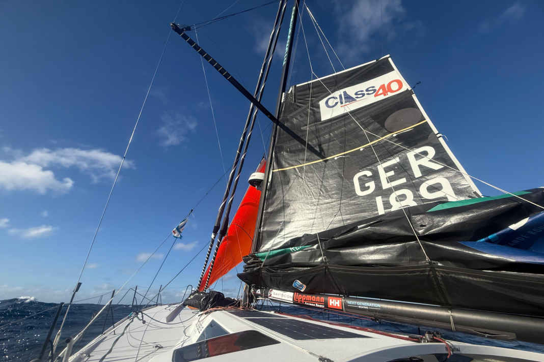 Das Team Next Generation Boating ist aktuell nach dem Bumerang-Bruch nur mit Minimalbesegelung unterwegs.