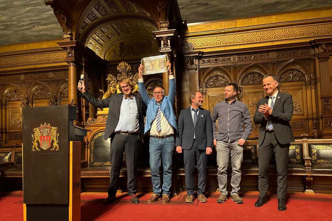 "X-Day"-Eigner Walter Watermann (2.v.l.), Skipper Lars Hückstädt (l.) und die Crew des Siegerbootes beim 19. German Offshore Award.