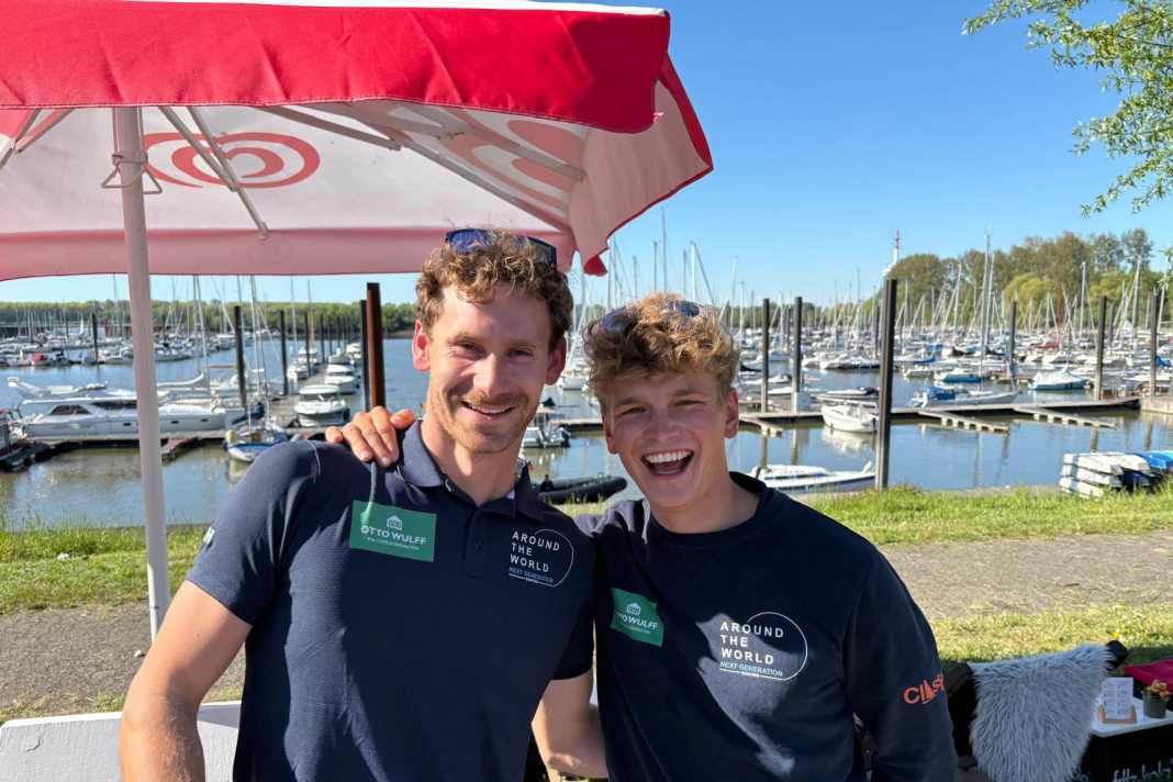 Gelöst und gut gelaunt: In Wedel trafen Lennart Burke und Melwin Fink ihre Überführungscrew und übernahmen ihre Class40 "Meganisi" für das Elbfinale in den Sandtorhafen.