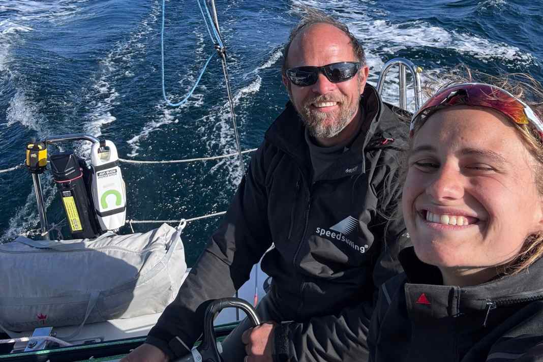 "Play Harder": Oliver Schmidt-Rybandt e Clara Witthinrich guidano il gruppo Dehler e si sentono ben equipaggiati per la volata finale grazie al riscaldamento di bordo.