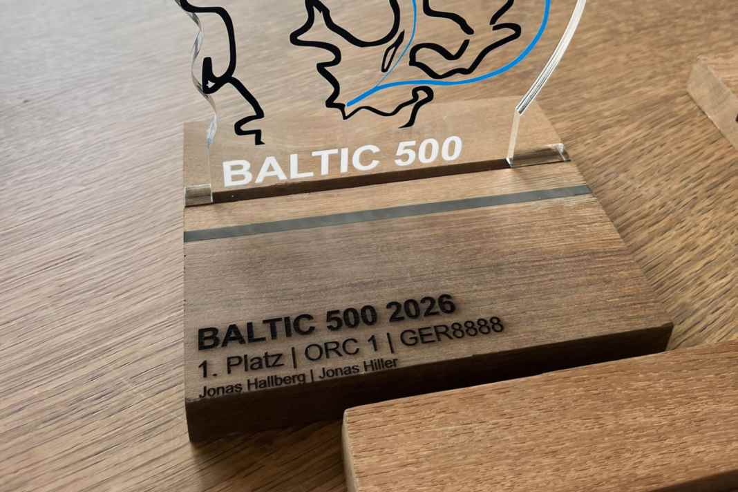 Il premio realizzato dai fondatori della Baltic 500 Cord Hall e Rasmus Töpsch per il vincitore assoluto dell'ORC, il JPK 10.50 "Hinden" con Jonas Hallberg e Jonas Hiller.