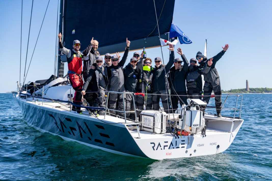 L'equipaggio del "Rafale" festeggia il traguardo della line honours. Malte Päsler e i dodici membri dell'equipaggio non sono riusciti a battere il record. Ma hanno disputato un'ottima gara.