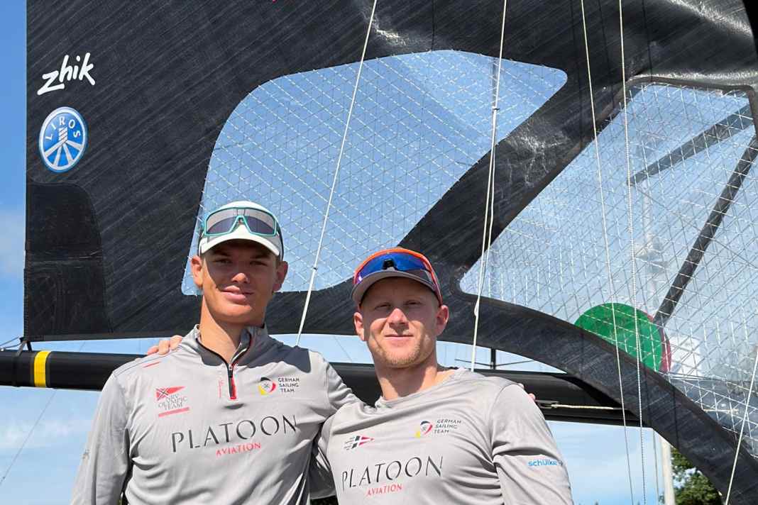 La foto di Richard Schultheis e Fabian Rieger con la loro nuova divisa di squadra è stata scattata durante il primo fine settimana della Kieler Woche presso il Centro Olimpico di Kiel-Schilksee.