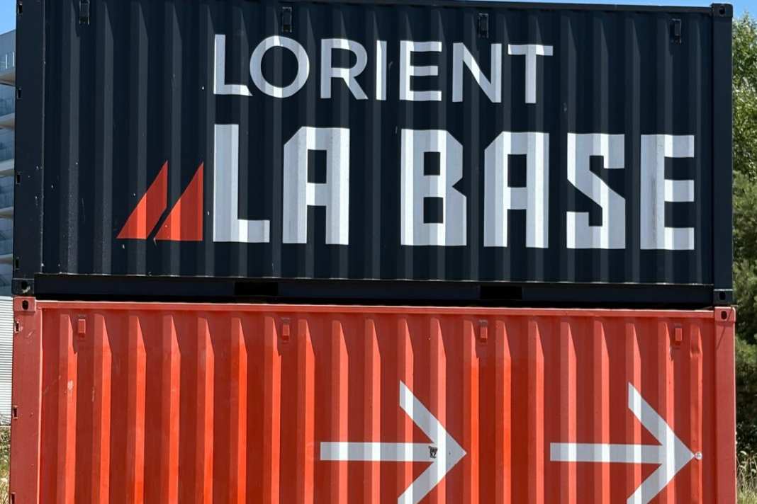 Hier zeigt an der letzten Verkehrkreisel hinunter zum Hafen ein riesiges Container-Schild die Richtung zu Lorients La Base an. Dort ist auch Boris Herrmanns Rennstall Malizia zuhause. Und dort wird am Montag die neue "Malizia 4" vom Stapel laufen.
