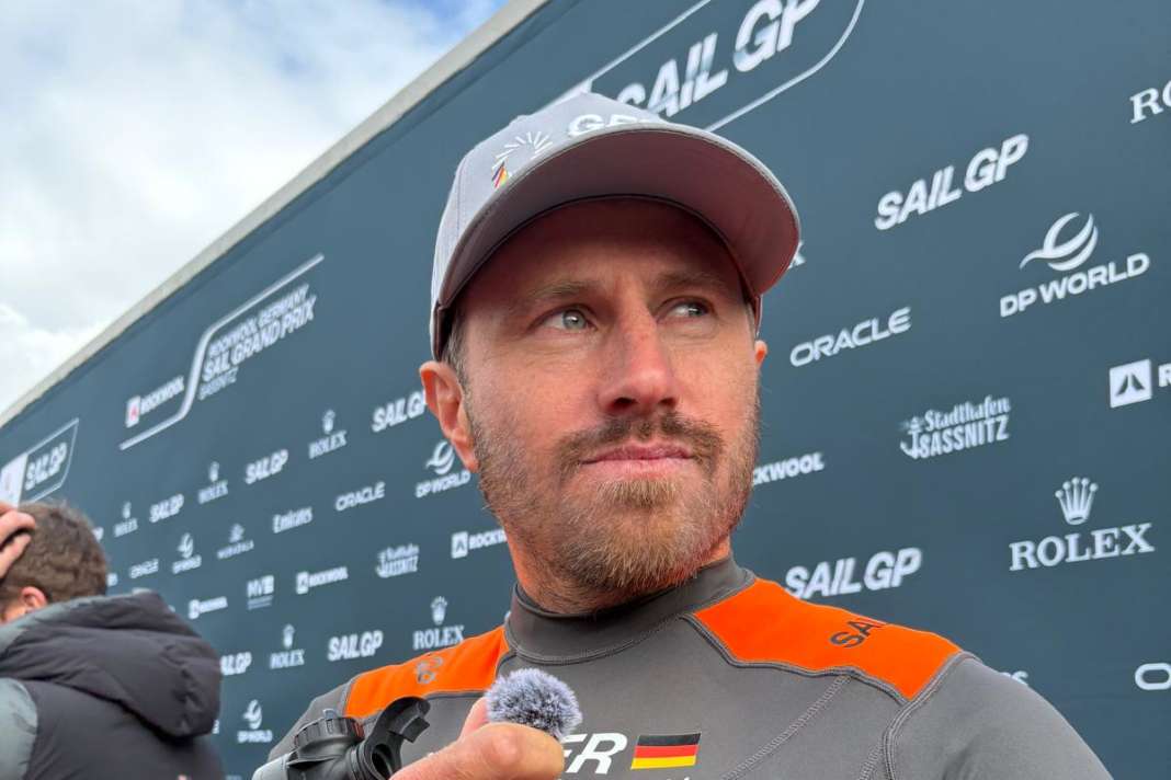 Erik Kosegarten-Heil nach Renntag eins in der Mixed-Zone, wo die Athleten Interviews geben.