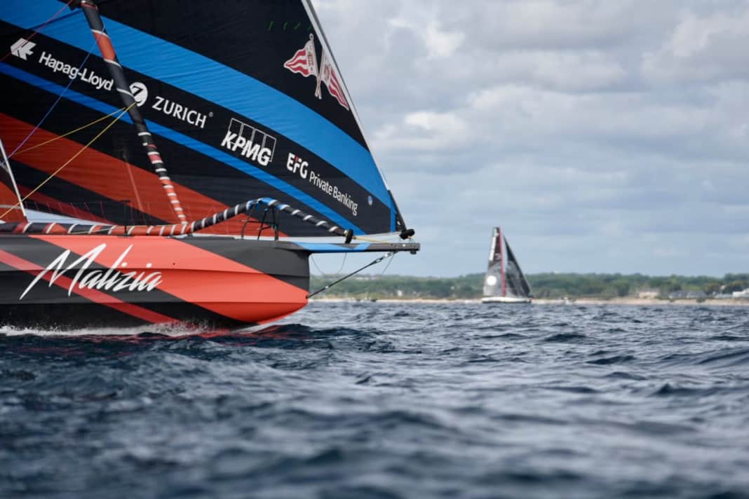 C'est dans une telle ambiance que s'est déroulée la finale bretonne de la Transat, après plus de 3 000 milles marins. On aperçoit « DMG Mori Global One » à l'arrière-plan.