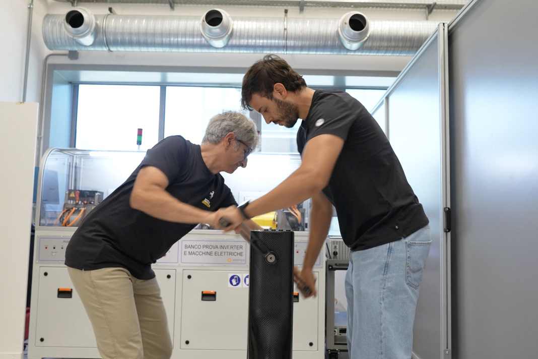 Il sistema “Winch-by-Wire” consente manovre di navigazione più efficienti. L’energia generata dai velisti tramite il grinder viene immagazzinata e impiegata in tempo reale dove necessario.