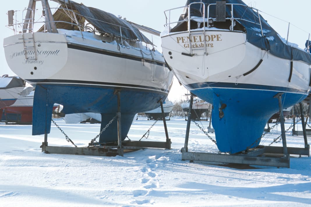 Enfermé dans la neige. Si l'on ne reste pas au chaud en hiver, il faut mettre le bateau à l'abri du gel.