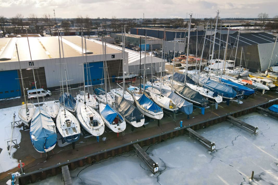 In Reih und Glied: Boote bei Frost an Land mit stehendem Rigg – im Ausland üblich