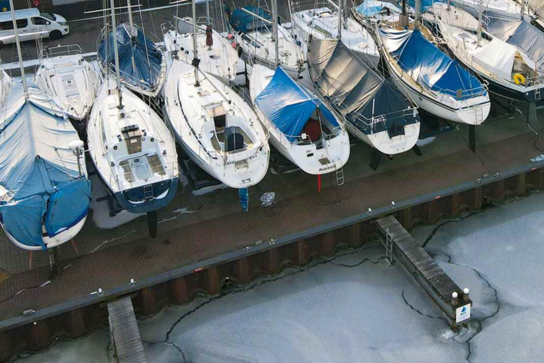 In fila indiana: barche a terra con le vele spiegate quando fa freddo – pratica comune all’estero