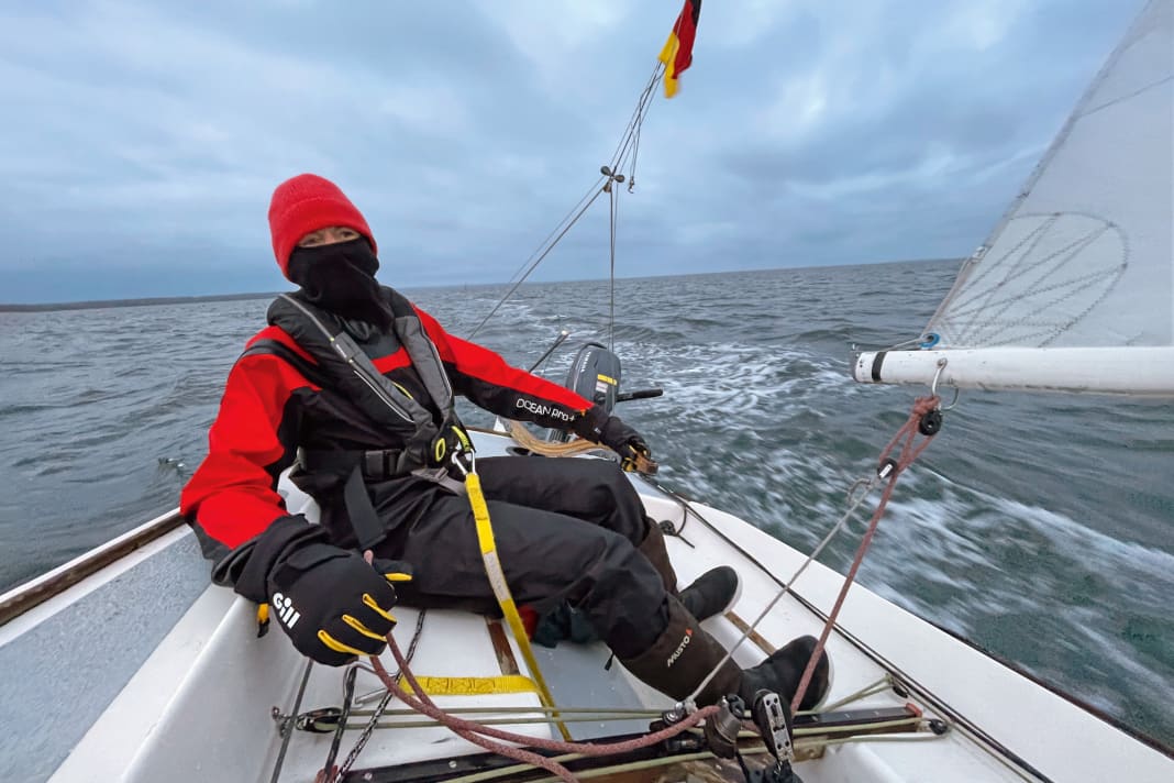 Bien emmitouflée contre le vent froid, Julia Harder pilote le J/22 pendant cette courte journée d'hiver.