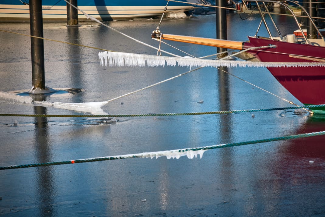 Anche ad Arnis ci sono yacht in acqua durante l'inverno, alcuni dei quali sono abitati. L'acqua gela raramente