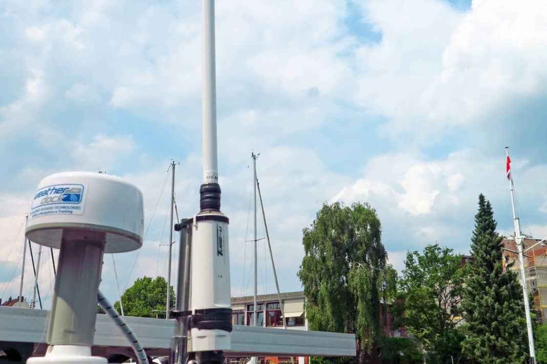 For the device carrier: aerial-modem combinations with USB connection, including router, are available for as little as 180 euros. If more than five metres of cable are required between the modem and the on-board router, an active USB extension must be planned for