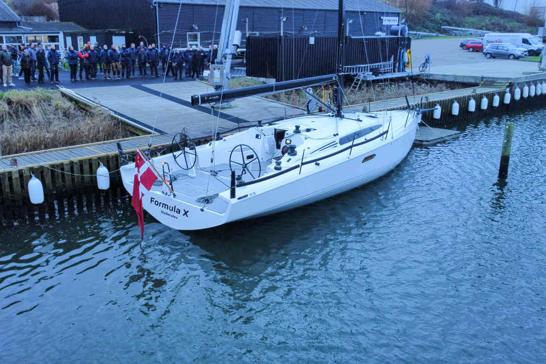 Grand jour à Haderslev. Baptême du nouveau XR 41, dont l'aspect visuel est marqué par une membrure en forme de V à la poupe.