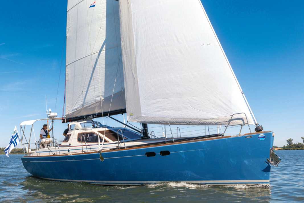 La marche facile : Cinq nœuds de vent seulement ont suffi à assurer une bonne navigation lors du test. Et ce, avec une voile d'avant standard assez petite.