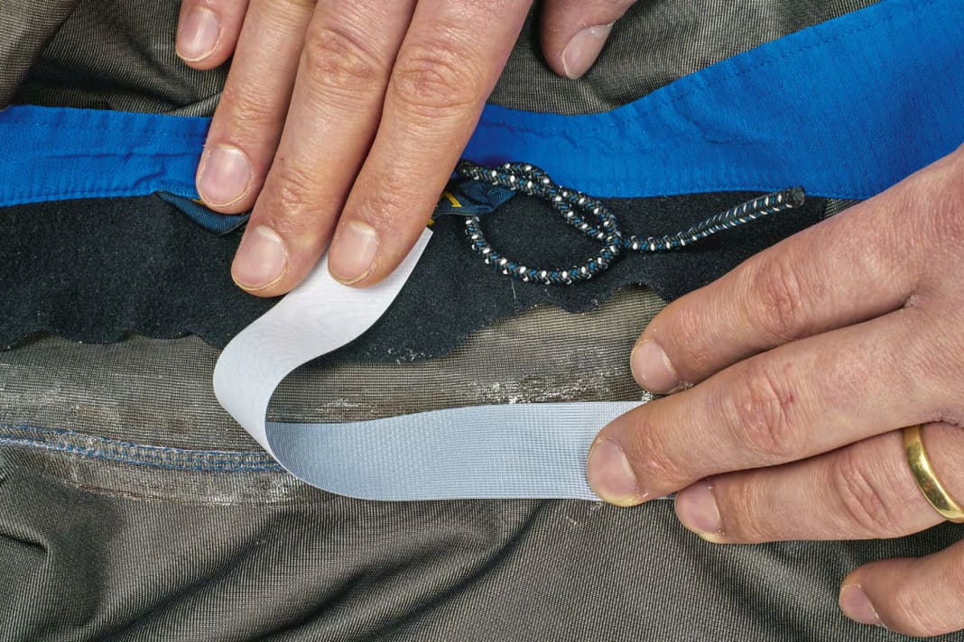 Nähte tapen: An jeder Naht entstehen durch die Nadelstiche kleine Löcher und damit Undichtigkeiten – abkleben hilft. Nach der Reparatur oder wenn das Tape abgelöst ist: Das Spezialklebeband kann mit geeignetem Equipment neu aufgebracht werden, und das Problem ist beseitigt