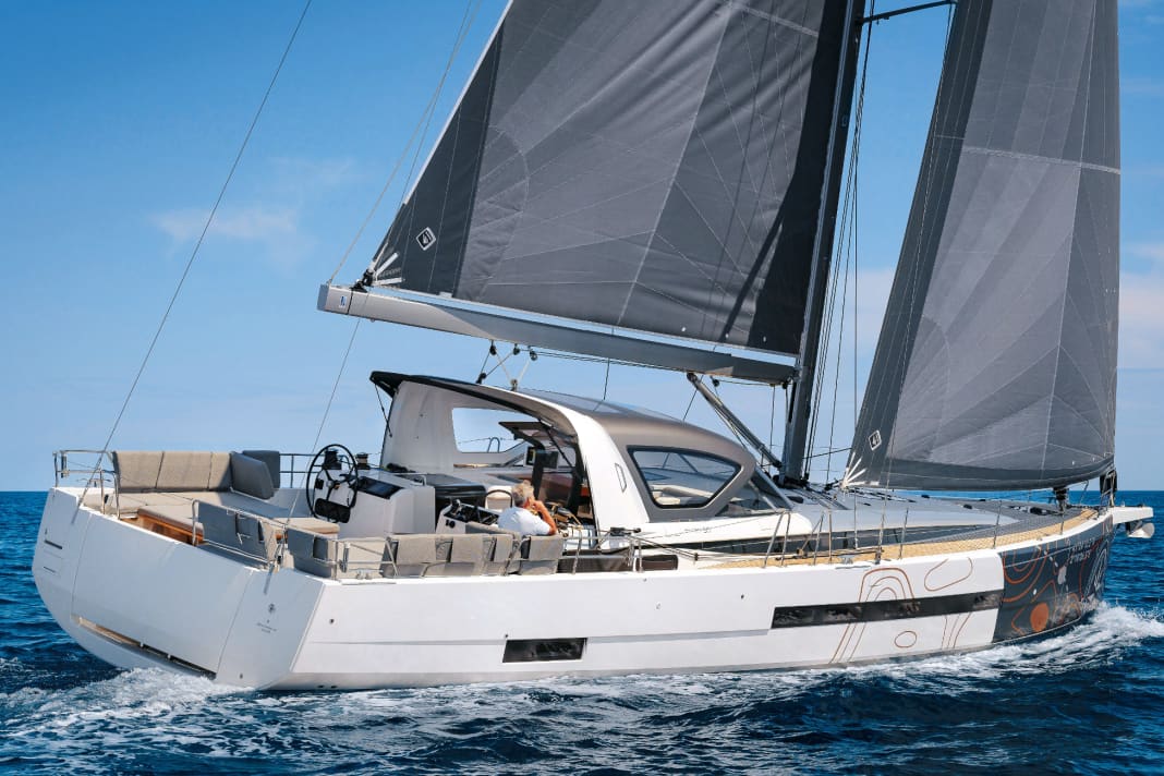 Le capot marquant au-dessus du cockpit est caractéristique de ce design inhabituel. De même, la position des postes de pilotage, très en avant