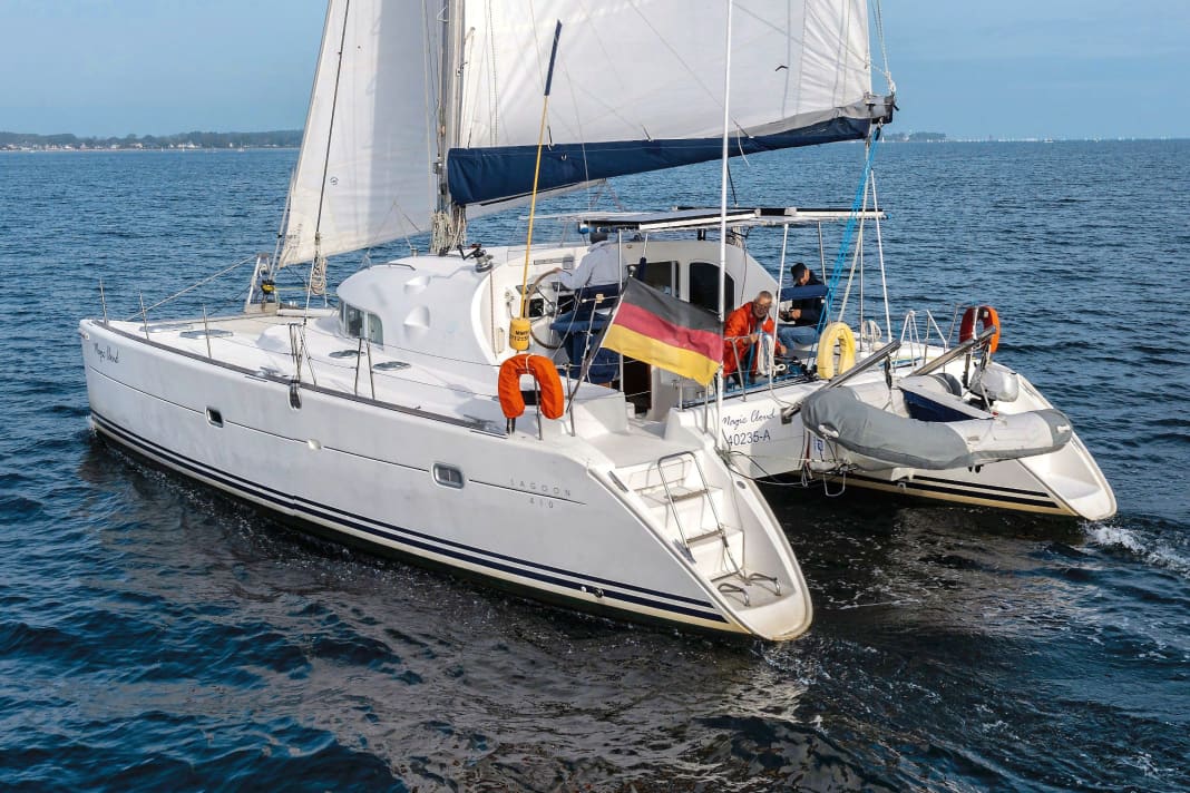 Lagoon der ersten Stunde. Der 410er „Magic Cloud“ segelt in seinem Heimatrevier, der Kieler Förde. Doch der Kat hat schon viele lange Reisen im Kielwasser