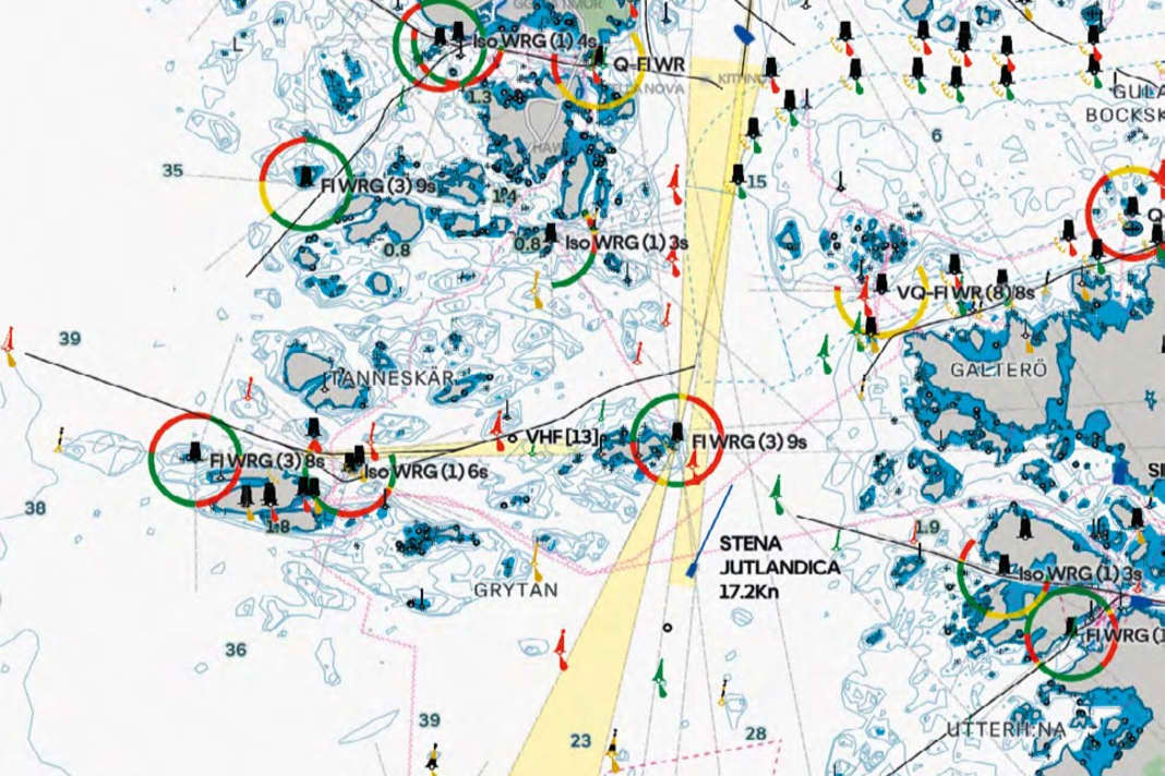 La combinazione di colori delle carte nautiche Orca è ridotta, ma i segnali marittimi sono ancora più facili da riconoscere.