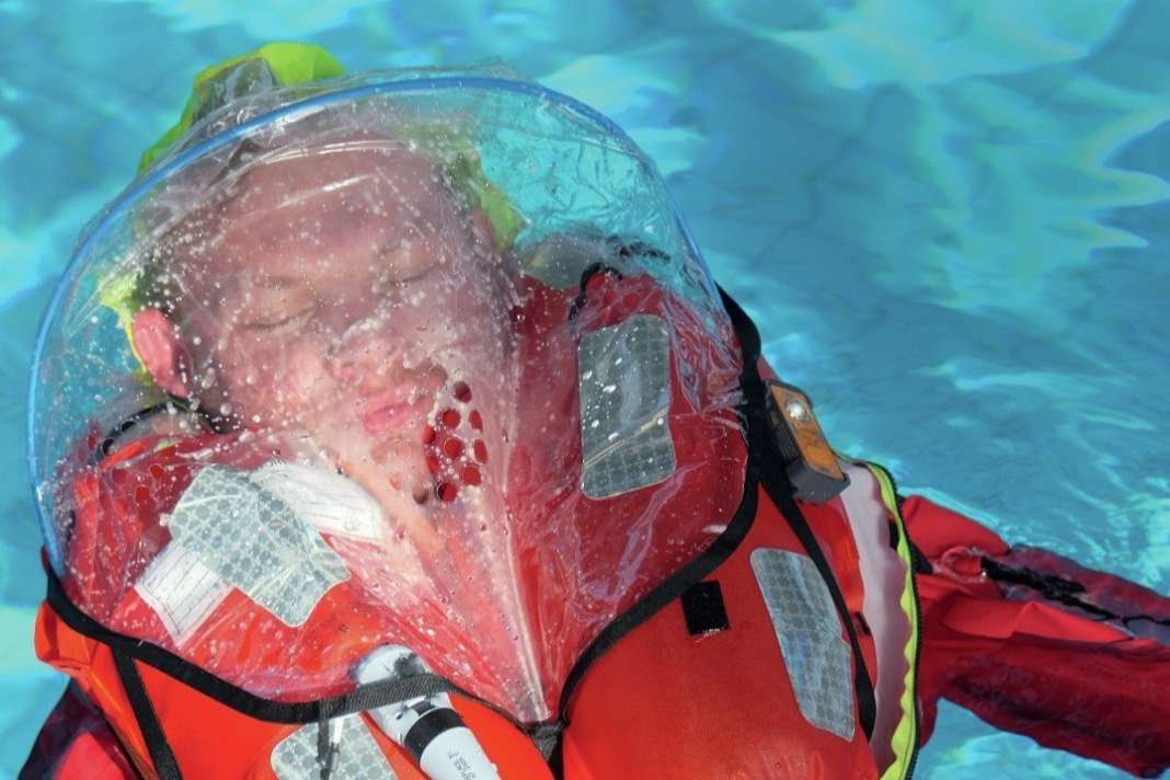 However, if a crew member falls overboard, the right lifejacket is crucial. We put 24 automatic lifejackets through their paces