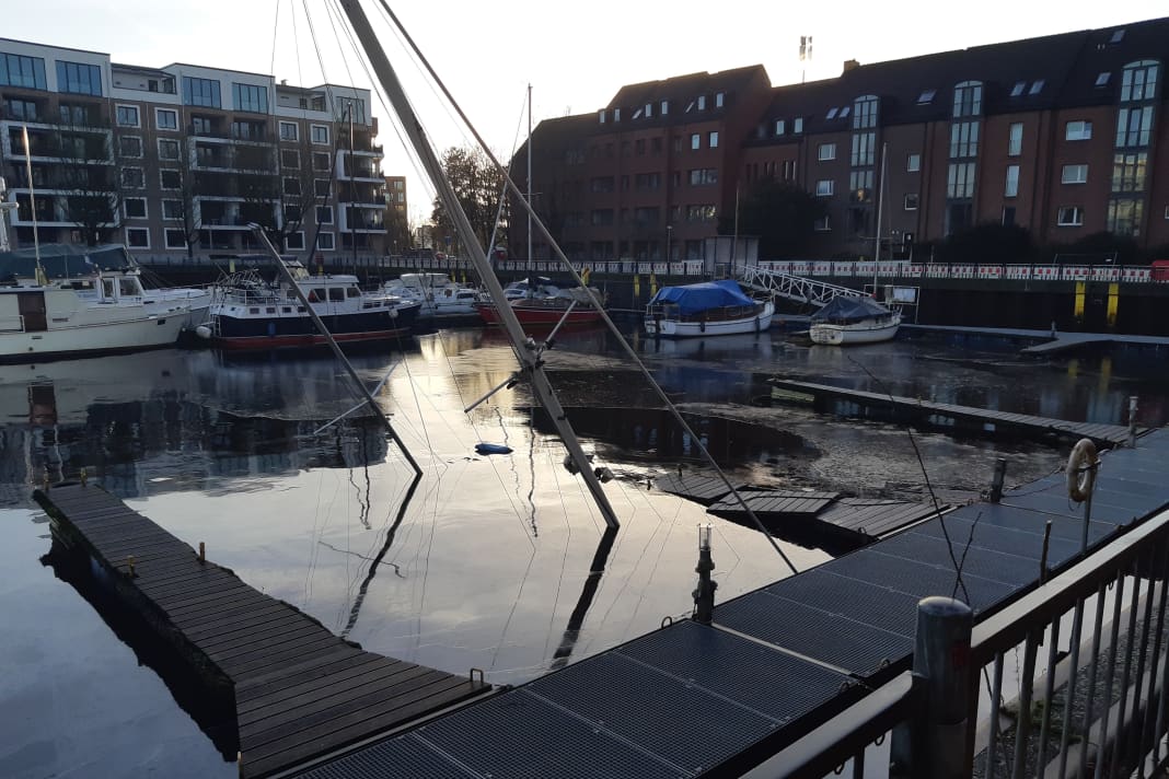 Im Stadthafen von Oldenburg ist nur noch der Mast des gesunkenen Schiffes zu sehen