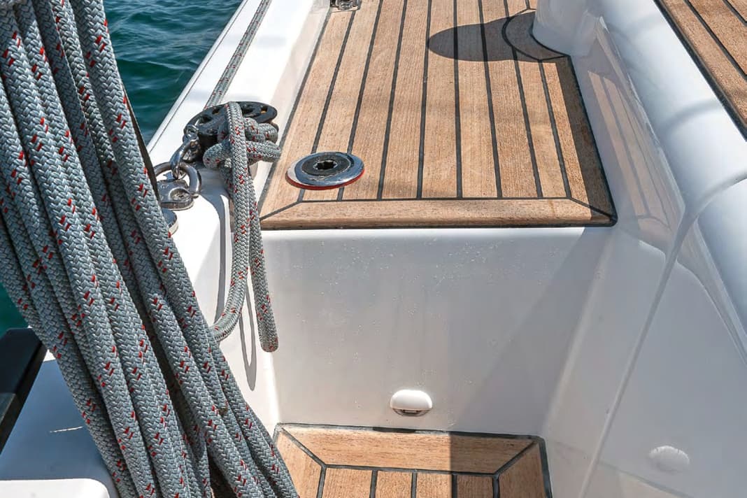 If the gradation in the deck were further forward, it would be easier to work on the winches