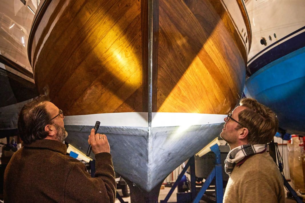 Begutachtung im dunklen Winterlager. Noch ist Klassikersegeln eine vage Vorstellung für die neuen Eigner