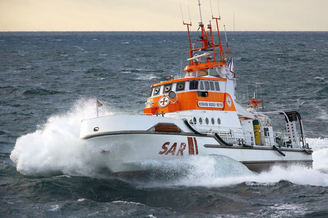 The 23.1 metre rescue cruiser "Hermann Rudolf Meyer" in action.