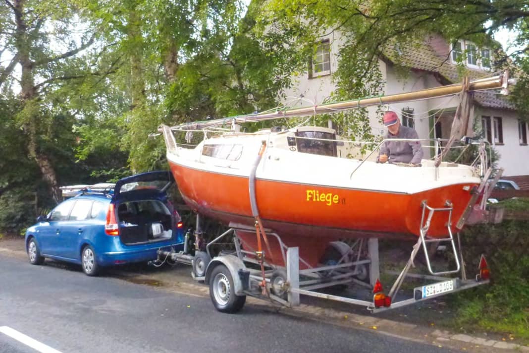 Auf der Straße: Aus Salzgitter trailert der Eigner das 6,50-Meter-Boot zum Starthafen des Törns