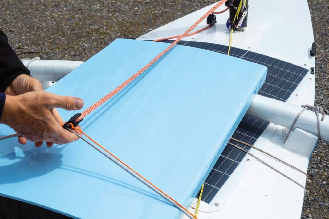 Ein Solarpaneel dient der Stromversorgung, darüber läuft das Luk der Vorschiffskajüte 