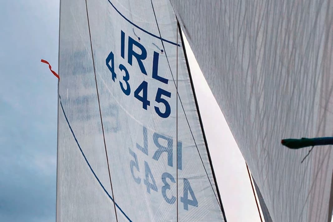 Verzogen:  Auf diesem Bild ist das Vorstag zu lose, das Vorliek ist zu rund, und das Vorsegel hat ein tieferes Profil, als vom Segelmacher vorgesehen