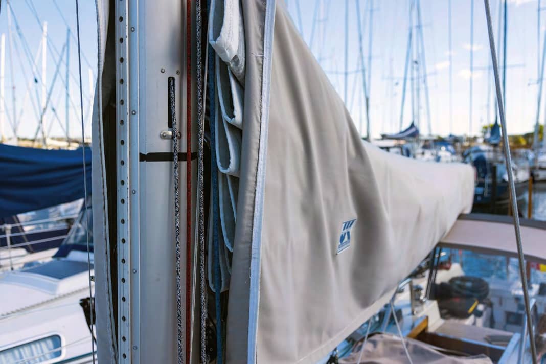 1. togliere lo scafo: la copertura della vela può essere rimossa in porto. Tenere gli occhi aperti: Tutto sembra a posto?