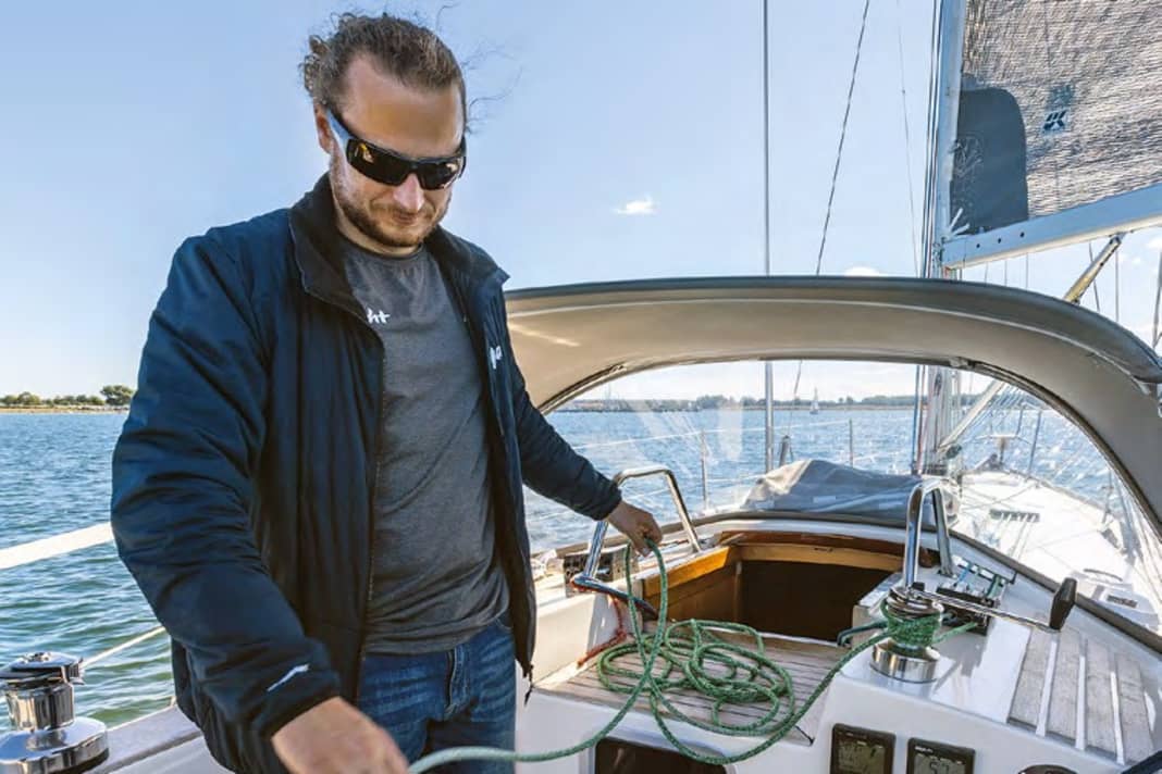 1. mettre en ordre : Clarifier la drisse de grand-voile, ne pas l'ouvrir ! Placer les brins dans le cockpit, l'extrémité vers le bas.