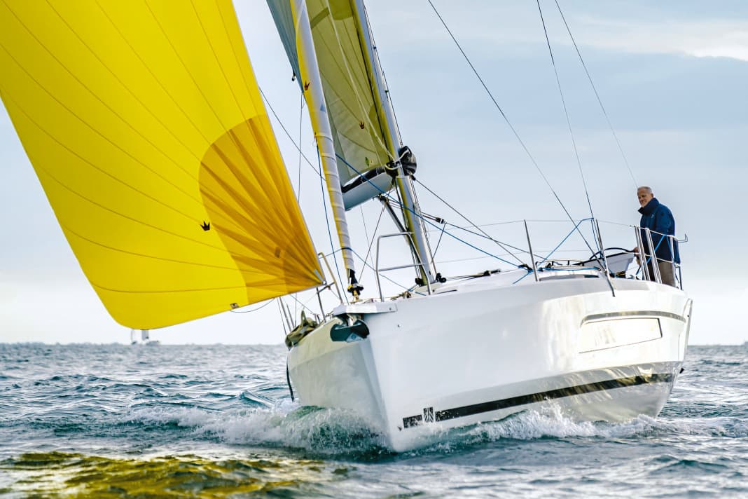Spacemast in rough seas: The Dufour 37 has good sailing characteristics and quickly reaches her hull speed with the asymmetrical spinnaker
