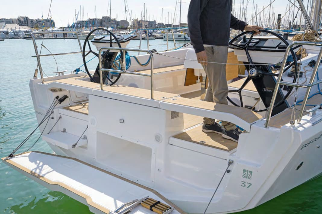 The bathing platform is very practical. There is a plancha grill in the centre baking box