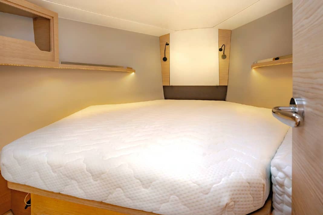 La couchette avant peut être considérablement agrandie par l'ajout de coussins latéraux.