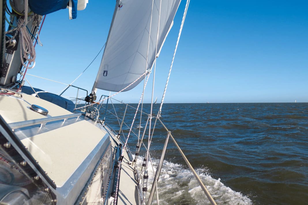Cap sur Helgoland. Cela signifie partir de Bremerhaven : partir tôt le matin avec la marée. Devant l'étrave, 50 miles nautiques à travers la Weser et la Baie allemande