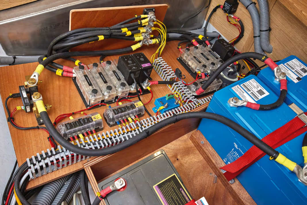 Le système électrique est installé de manière propre et claire. Les batteries au lithium installées ici sont proposées en option.