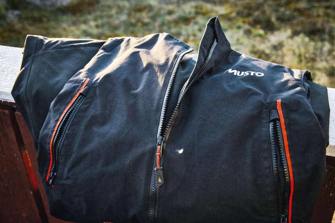 Numerous variants: The task of the mid-layer is to keep the warmth inside the body but keep the cold outside. Fleece or softshell are popular