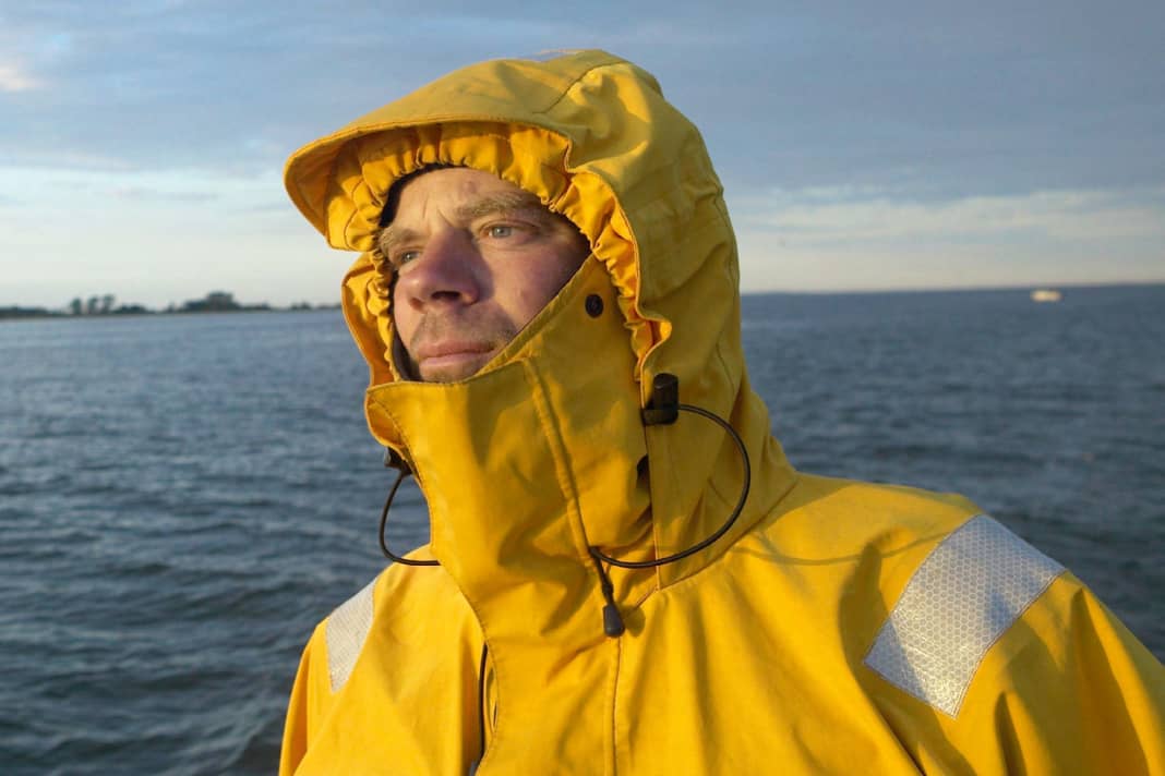 Autrefois, le ciré était imperméable à l'air et à l'eau, aujourd'hui il est composé d'un laminé à deux ou trois couches qui maintient l'humidité à l'extérieur tout en laissant respirer le corps.