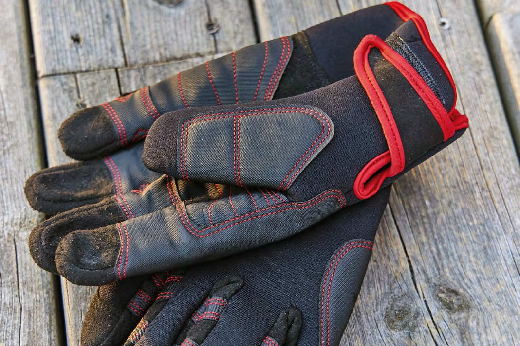Neoprene gloves with leather trim. When the air temperature is just above zero, the steering wheel and tiller aren’t much warmer either. Good gloves are essential