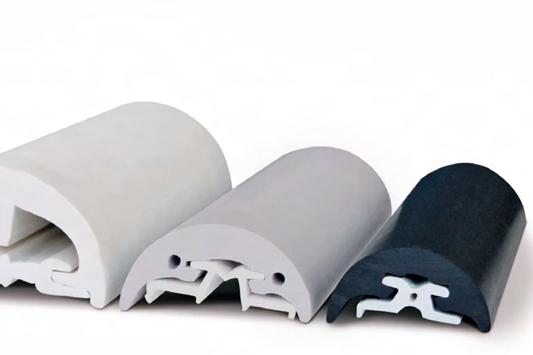 La serie radiale di Tessilmare. Una modanatura di supporto viene avvitata allo scafo. Il profilo in PVC nasconde il fissaggio