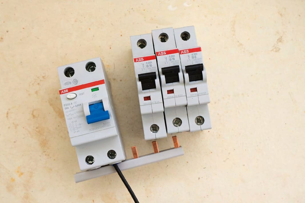 Residual current circuit-breakers and fuses are connected via a phase busbar. The neutral conductor is connected to a busbar. The cores are numbered, so there is no ...