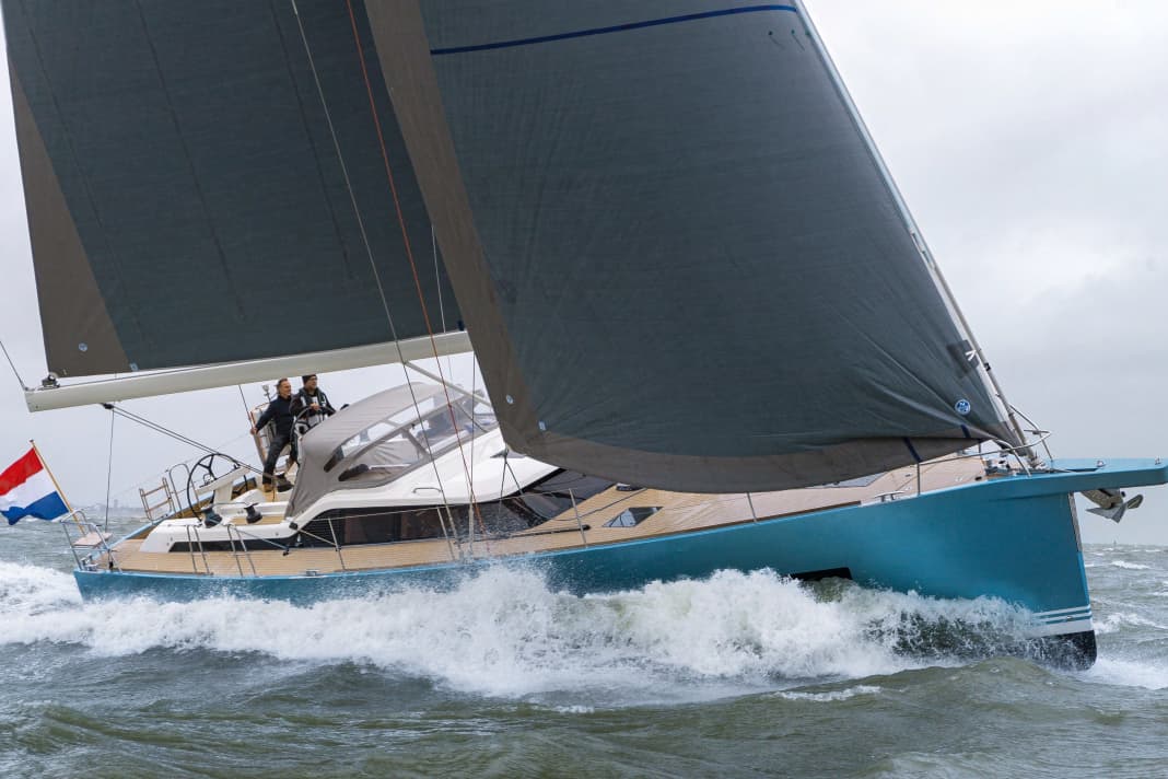 Ein echtes Seeschiff: Der tiefe Vorfuß sorgt für weiches Eintauchen. Das macht das Leben an Bord bei Seegang angenehmer