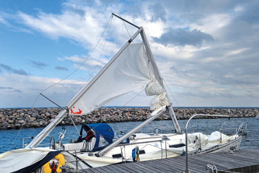 Glück im Unglück: Obwohl das Vorstag gebrochen ist, blieb das Rigg größtenteils an Deck und die Yacht unter Maschine manövrierfähig