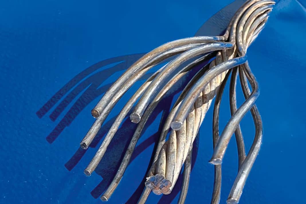 Zweilagige Konstruktion: Am aufgedrehten 1x19-Draht wird der Aufbau mit gegeneinander geschlagenen Kardeelen deutlich